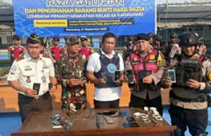 30 Ponsel dan Sajam Ditemukan, Lapas Karawang Musnahkan Barang Terlarang Hasil Razia
