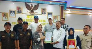 Diantar Ratusan Warga, Kang Are Resmi Daftar Bakal Calon Kades Dukuhkarya