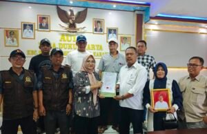 Diantar Ratusan Warga, Kang Are Resmi Daftar Bakal Calon Kades Dukuhkarya
