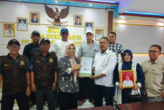 Diantar Ratusan Warga, Kang Are Resmi Daftar Bakal Calon Kades Dukuhkarya