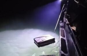 Diburu Petugas, Muatan Rokok Diduga Ilegal Dibuang ke Laut, 21 Kotak Diamankan